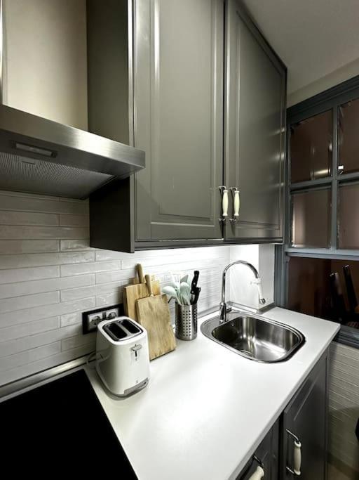 Apartamento Con Parking En Centro De Madrid-Chamberi Apartment Luaran gambar